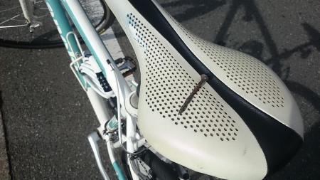 後輪にこの釘の半分が刺さった