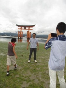 干潮時で鳥居のそばへ