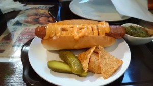 ピクルスとチェダーチーズ追加のホットドック(^^)